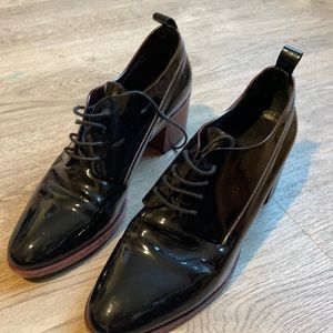 PATENT LEATHER OXFORD HEELS